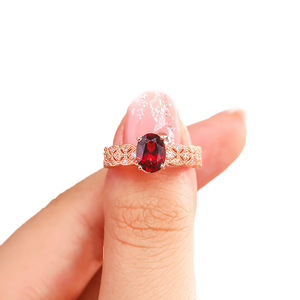 Chinees fabrieksgemaakte roségouden duivenbloedrode granaat karaat ei-vormig patroon dames koperen sieraden vergulde edelsteen trouwringen - Product Image 1