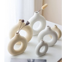 Décoration nordique Vase en céramique moderne Petit et grand vase en forme de beignet avec anneau rond rustique Blanc Noir et blanc pour les mariages