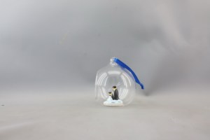 Globo de Nieve Artístico Pintado a Mano de Resina de 80 mm con Base Musical, Escena Ártica, Purpurina y Efecto de Nieve - Product Image 2