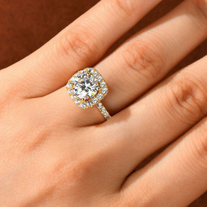 Anillo de Lujo de Plata 925 con Moissanita de 8mm y 2.0ct, Apilable, Anillo de Compromiso y Boda con Halo Cuadrado de 2CT para Mujer - Product Image 6