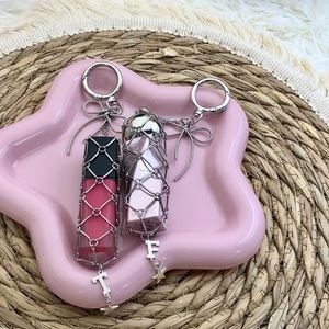 พวงกุญแจกระเป๋าตาข่ายสแตนเลสสตีลสุดหรูอเนกประสงค์ พร้อมจี้ตัวอักษร 26 ตัวแบบใหม่ยอดนิยมสำหรับตกแต่งกระเป๋าเป้ - Product Image 1