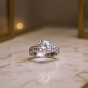 Anello di Fidanzamento Classico in Oro Bianco con Diamante Naturale Taglio Brillante Rotondo e Diamanti Laterali Pavé per Donna F1267 - Product Image 2