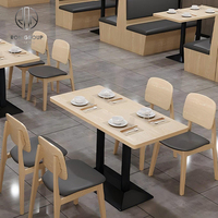Ensemble de meubles de café moderne, restaurant, tables en bois avec pieds en métal, chaises avec coussin pâle et canapé en cuir