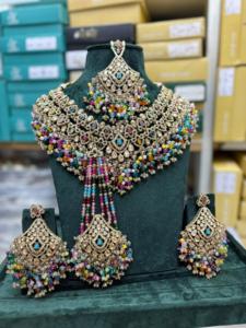 Ensemble de collier avec boucles d'oreilles, bijoux indiens pour femmes, pierres et perles de haute qualité pour les mariages et les soirées - Product Image 2