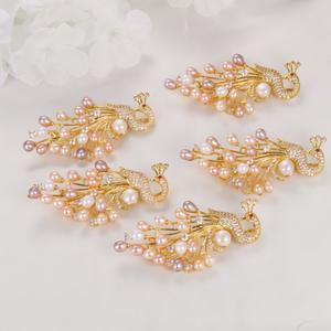 Broche en perles d'eau douce de 5 mm de Zhuji, plaquée or sur cuivre, avec zircon incrusté, style paon, fleur de poitrine avec motif en forme de goutte - Product Image 3