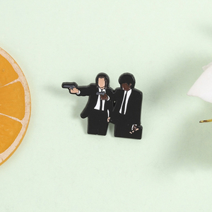 Spilla in smalto a tema film d'azione: <span class=keywords><strong>Vincent</strong></span> Vega e Jules Winnfield con pistola, distintivo <span class=keywords><strong>da</strong></span> borsa o risvolto, gioielli divertenti, regali - Product Image 3