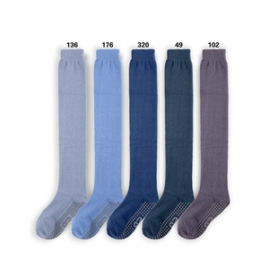 하이 탑 블랙 화이트 스트라이프 요가 양말 고밀도 니트 양말 여성 긴 튜브 무릎 요가 필라테스 그립 양말 - Product Image 3