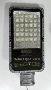 Lampe solaire LED de rue 300W IP67 en aluminium moulé sous pression, cellule solaire mono-Si, durée de vie 20000H, montage mural extérieur, angle de faisceau 120°, 6000K - Product Image 3