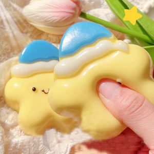 ของเล่นบีบคลายเครียดรูปดาวสีเหลืองน่ารัก ขนาด 9 ซม. ทำจาก TPR พร้อมหมวก  สำหรับเด็กชายและเด็กหญิง  โลโก้สั่งทำได้ - Product Image 5