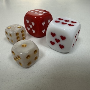 Set di Dadi Personalizzati, Fornitura Diretta dalla Fabbrica, Dadi Acrilici Rossi a Forma di Cuore 20mm, D6 con Angoli Arrotondati per Giochi da Tavolo - Product Image 4