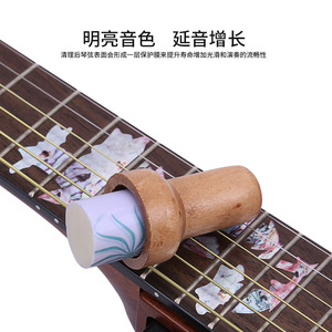 Limpiador de cuerdas de plástico TCM para guitarra e instrumentos de cuerda con aplicador de madera y paño de limpieza en lata dorada - Cuidado práctico - Product Image 4