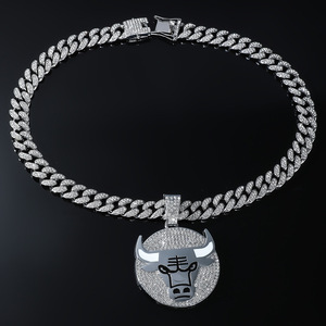 สร้อยคอจี้หัววัวแดงประดับเพชรเทียมสไตล์ฮิปฮอปแร็พสุดฮิต ดีไซน์โดดเด่นสำหรับผู้ชาย สร้อยคอโลหะผสมแฟชั่น - Product Image 2