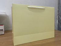 Vente en gros de sacs à provisions en papier cadeaux personnalisés de luxe pour petites entreprises vêtements emballage ruban propre logo bougie