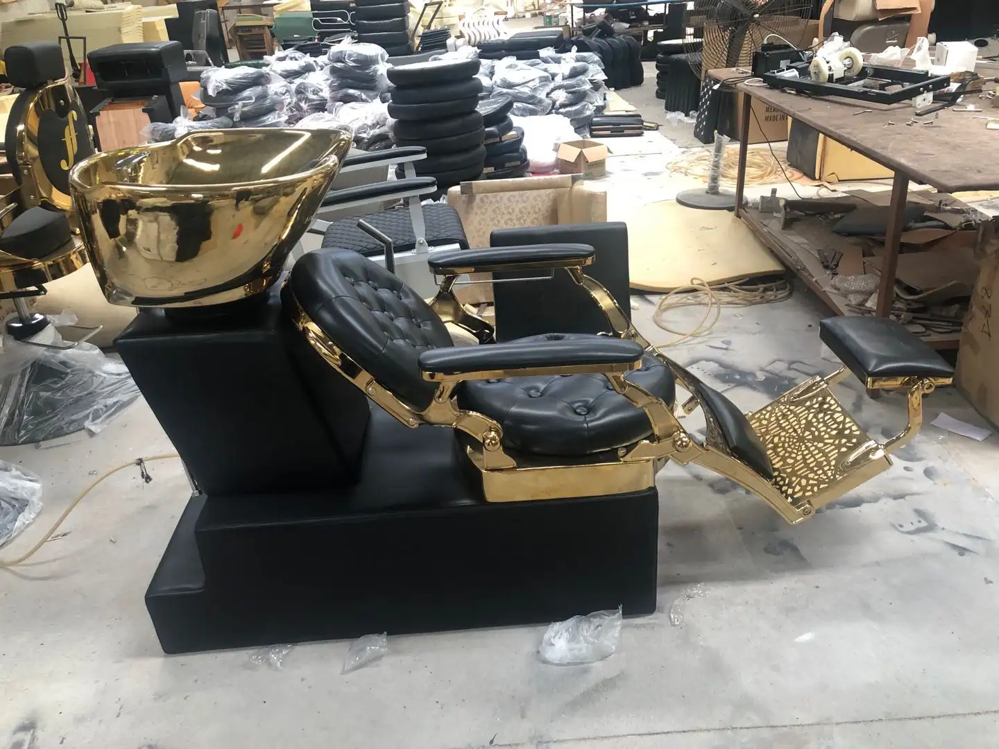 2020 son avrupa tarzı alüminyum alaşımlı ağır hizmet altın ve siyah berber sandalyeleri stil sandalyeler Salon sandalyesi Logo ile