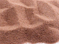 Sable de grenat rose haute pureté LM 30/60 Mesh, abrasif à faible teneur en poussière pour la découpe de précision au jet d'eau du métal, de la pierre et du verre