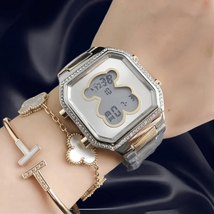<span class=keywords><strong>Reloj</strong></span> Digital Cuadrado de Moda para Mujer, Precio de Fábrica al por Mayor, con Diseño de Oso Adorable, Bisel con Pedrería, Correa de Metal en Oro Rosa, Disponible - Product Image 4