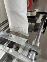 Machine d'étiquetage entièrement automatique verticale pour sachets respirants en PP non tissé, destinée aux granulés de chlorure de calcium et de gel de silice de qualité alimentaire