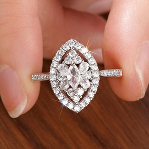 Anello da Donna T0607 in Oro Bianco con Diamante Naturale Taglio a Pera, Anello di Fidanzamento con Diamante Colore G e Design Halo - Product Image 4