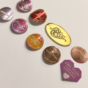 Etiquetas Redondas en Relieve con Borde <span class=keywords><strong>de</strong></span> Llave Griega Roja, Etiquetas Personalizadas Retro para Botellas <span class=keywords><strong>de</strong></span> <span class=keywords><strong>Eau</strong></span> <span class=keywords><strong>de</strong></span> <span class=keywords><strong>Parfum</strong></span>, Pegatinas <span class=keywords><strong>de</strong></span> Lámina Metálica - Product Image 4