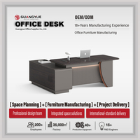 Bureau avec hub de charge intégré, rangement à serrure à code, port de ventilation pour PC et surface de travail spacieuse pour une utilisation quotidienne au bureau