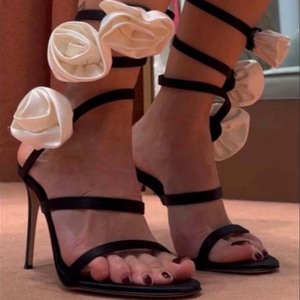 Sandales à talons aiguilles dorées pour femme, élégantes, à bride arrière, en satin blanc, à motif floral, à enfiler, à talons creux peu profonds, pour robe - Product Image 4
