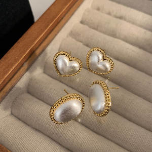 ต่างหูสไตล์เรโทรบาโรกแบบเกาหลี ชุบทองรูปไข่ ประดับมุกสำหรับเจ้าสาว เครื่องประดับแฟชั่นโลหะผสมสำหรับผู้หญิง ขายส่ง - Product Image 3