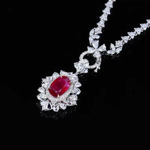 Pendentif SGARIT en or 18 carats massif avec rubis naturel non chauffé couleur sang de pigeon de 2,14 ct et 65 diamants d'accompagnement, bijou de luxe, pendentif raffiné. - Product Image 3