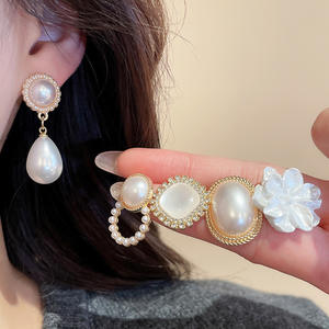 En gros Boucles d'oreilles pour femmes, élégantes et décontractées, à tige en argent, motif fleur, perle et strass, lot - Product Image 6