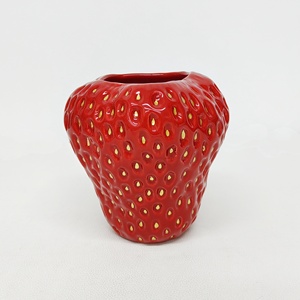 Maceta en forma <span class=keywords><strong>de</strong></span> fresa <span class=keywords><strong>de</strong></span> cerámica roja <span class=keywords><strong>de</strong></span> gran oferta <span class=keywords><strong>con</strong></span> puntos dorados para Decoración <span class=keywords><strong>de</strong></span> mesa <span class=keywords><strong>de</strong></span> balcón - Product Image 3