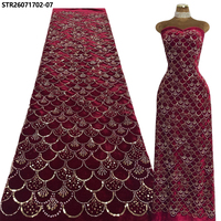 Tissu de velours perlé rouge élégant avec broderie florale et sequins pour robe d'hiver