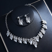 Ensemble d'accessoires deux pièces pour robe de mariée et de soirée : collier et boucles d'oreilles en alliage, élégante chaîne de clavicule pour femme