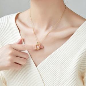 Collar con Logotipo Personalizado, Resistente al Deslustre, Impermeable, de Acero Inoxidable, Chapado en Oro de 18k, con Marco Cuadrado para Mujer - Product Image 4