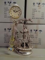 Horloge de table/étagère silencieuse à pendule oscillant, style européen, en bronze et résine, motif « Jeune Fille aux Fleurs », mouvement à quartz