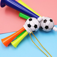 Dreifarbige tragbare Fußballförmige Jubeltröte aus Kunststoff für Partys, Feiertage, Wettkämpfe und Spielatmosphäre