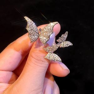 Anello Aperto a Farfalla per Donne, Regolabile con Accenti in Cristallo, Elegante Accessorio per Uso Quotidiano - Product Image 2