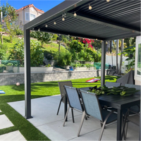 Pergola insonorisée et isolée thermiquement, toit et écrans latéraux en double vitrage pour espace extérieur