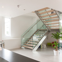 Prima Escalier droit flottant avec support suspendu invisible, marches en bois étanches, barre métallique noir mat, pour villa