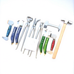 Kit d'outils de fermeur de chevaux comprenant un pince à clous de 13 pouces, un coupe-ongles de sabot aiguisé, un extracteur de clous, un couteau à sabot à lame courbée et un outil à sabot à grande boucle - Product Image 1