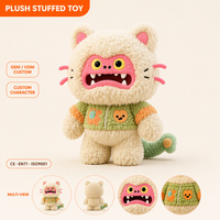 Figurine de chat monstre bouclé en peluche avec tenue tricotée et détails appliqués pour la décoration de chambre d'enfant - Vente en gros