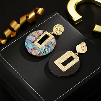 Boucles d'oreilles grandes et tendance de style européen et américain, en pierre naturelle, coquille d'ormeau rétro, design exagéré, niche unique