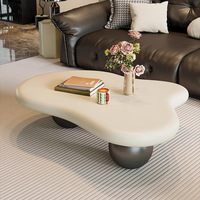 La table basse Cloud française est une table de luxe légère et de forme irrégulière pour les petits appartements dans le salon