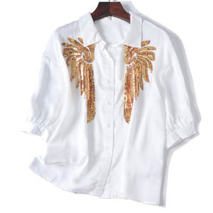 Camicette da donna personalizzate OEM camicie bianche con scollo <span class=keywords><strong>a</strong></span> V <span class=keywords><strong>a</strong></span> <span class=keywords><strong>maniche</strong></span> corte con ali di paillettes dorate abbottonate top estivi abiti estivi - Product Image 1