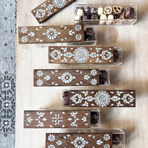 Caja de almacenamiento de acrílico con forma de rectángulo de alta calidad, caja de almacenamiento de exhibición de dulces de postre de madera perla madre - Product Image 1