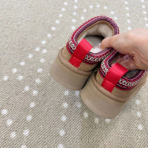 Botas de algodón de lujo, cálidas, antideslizantes, ligeras, de suela gruesa y resistentes a los olores, disponibles para hombres y mujeres. - Product Image 5