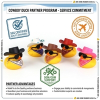 Jouets de bain en caoutchouc PVC en gros, mini-canard jaune cowboy western avec pistolet BBT047