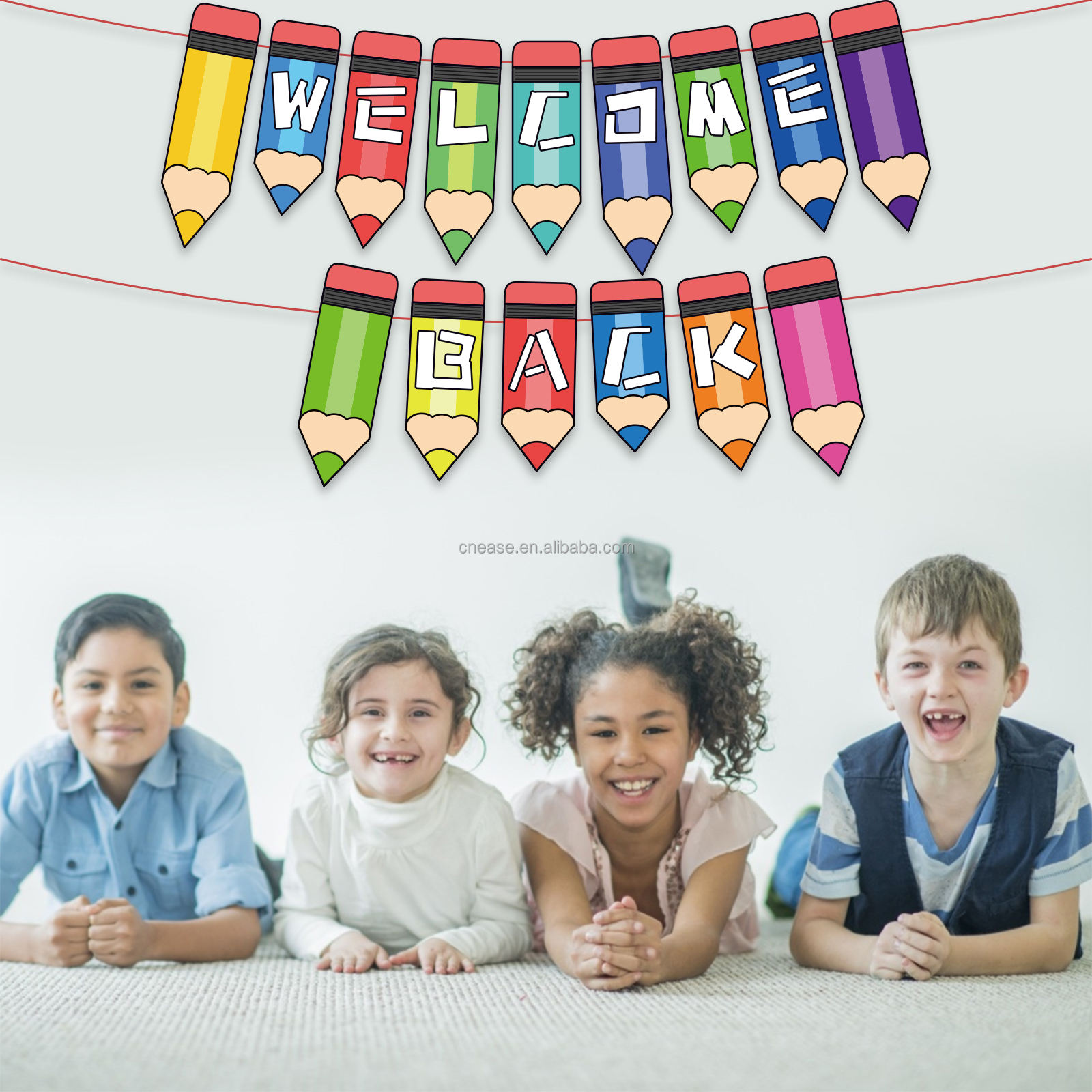 Modèle De Bande Dessinée De Bienvenue Pour Le Premier Jour Avec Un Bus Scolaire Des Enfants Souriants Et Une Banniere De Vente De Rentree Scolaire Pour Des Flyers Promotionnels Duvl8al