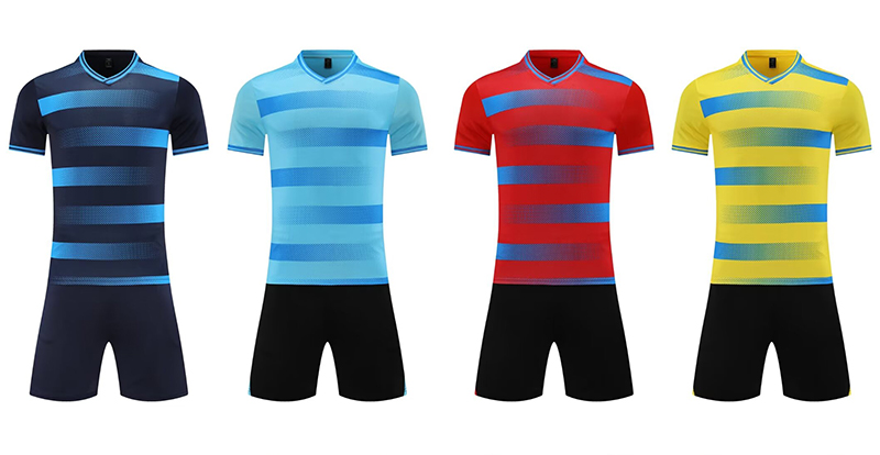 Homme en maillot de football rouge et blanc et short noir photo – Photo