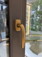 Fenêtre à battant et à bascule en bois recouvert d'aluminium Huasin avec moustiquaire pour système de ventilation à ouverture vers l'intérieur