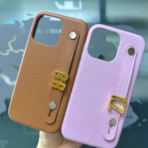 Funda de teléfono personalizada de lujo letra inicial dorada <span class=keywords><strong>nombre</strong></span> correa de muñeca cuero PU para <span class=keywords><strong>iPhone</strong></span> 16pro Max 15 14 pro 13 - Product Image 5