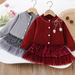 Nuovo set coreano di design rosso e grigio, gonna corta elegante con paillettes e cardigan per ragazza - Product Image 6